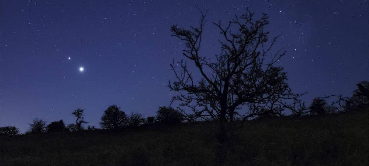 Júpiter e Saturno dão "beijo cósmico" hoje; saiba como ver