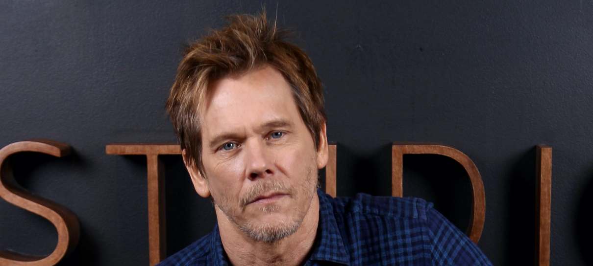 Kevin Bacon faz cover de Radiohead acompanhado por cabras