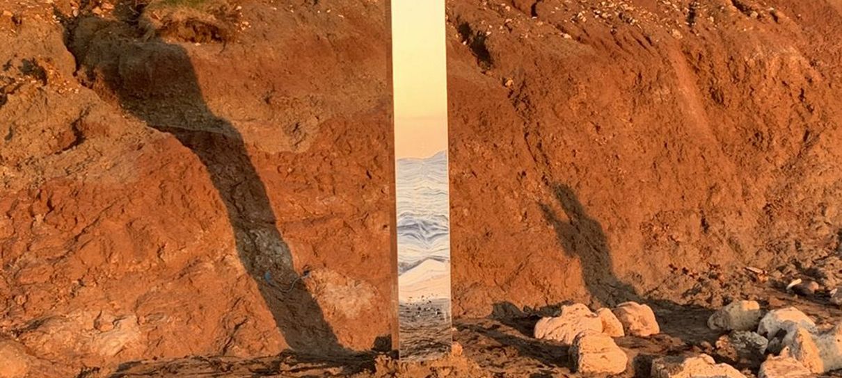 Mais um monolito misterioso aparece em praia da Inglaterra