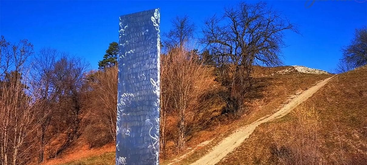 Monolito misterioso da Romênia também desaparece