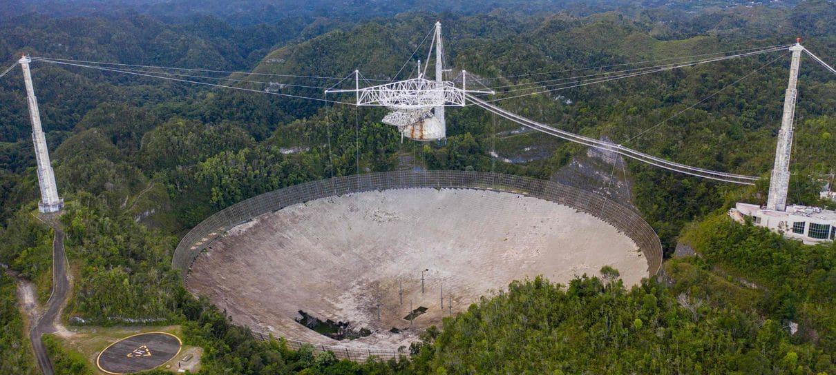 Icônico observatório de Arecibo desaba, após rompimento de cabos