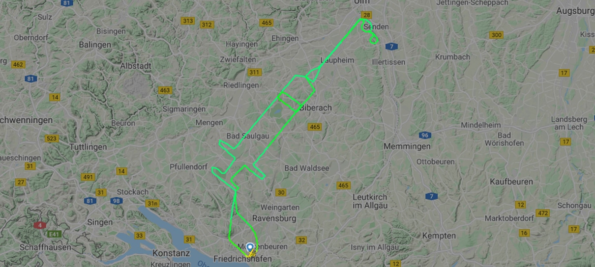 Piloto desenha seringa no céu para comemorar início da vacinação na Europa