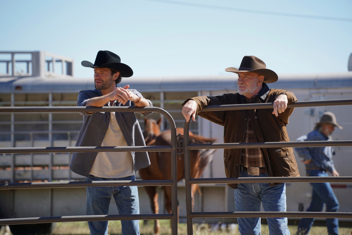 Walker -- “Pilot” -- Image Number: WLK101b_0052r -- Pictured (L-R): Jared Padalecki as Cordell Walker and Mitch Pileggi as Bonham Walker -- Photo: Rebecca Brenneman/The CW -- © 2020 The CW Network, LLC. All Rights Reserved.