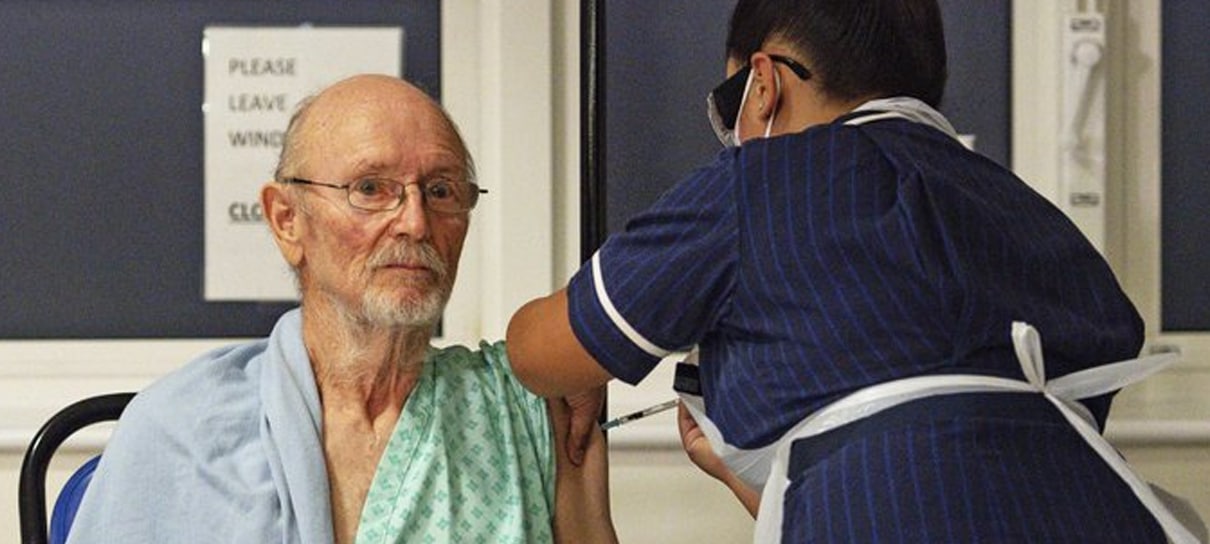 Shakespeare é a segunda pessoa a receber a vacina contra a COVID-19 na Inglaterra