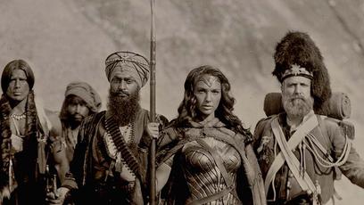 Zack Snyder compartilha foto de Mulher-Maravilha segurando cabeças de inimigos