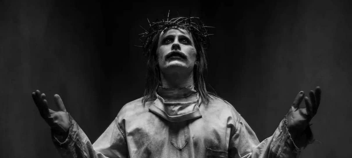 Coringa aparece como Jesus Cristo em imagem do Snyder Cut de Liga da Justiça