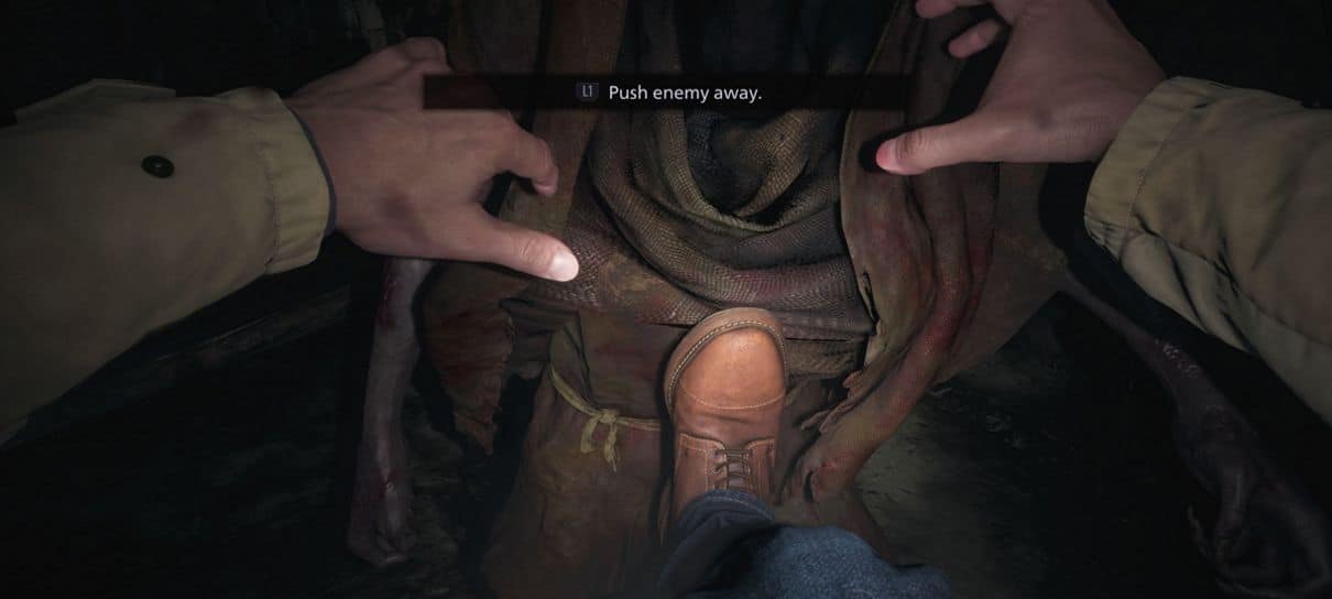 Ethan poderá se defender e chutar inimigos em Resident Evil Village