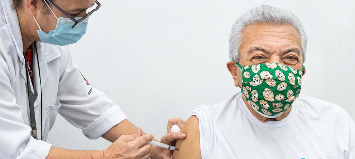 "Estou muito feliz", diz Mauricio de Sousa ao ser vacinado contra a COVID-19