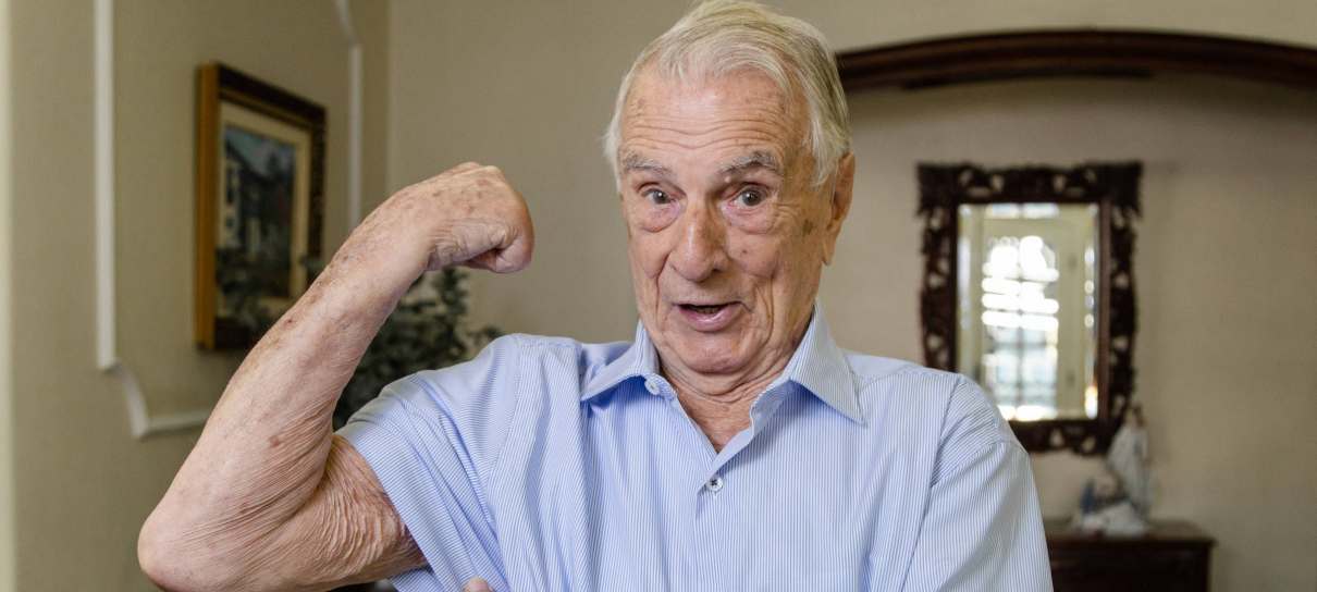 Ator e dublador, Orlando Drummond é vacinado contra a COVID-19 aos 101 anos