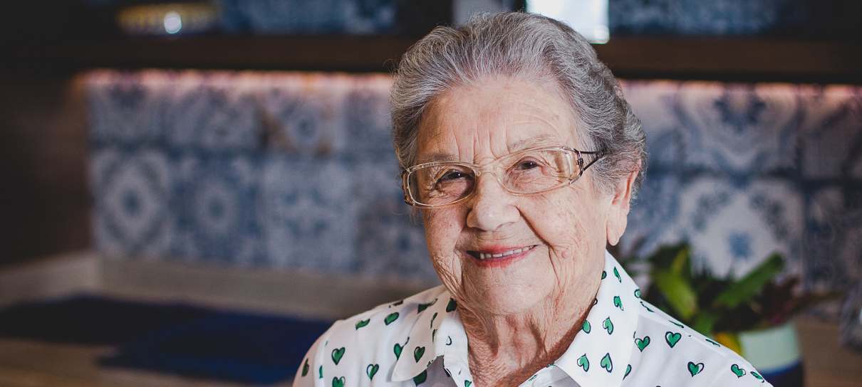 Palmirinha é vacinada contra a COVID-19, aos 89 anos