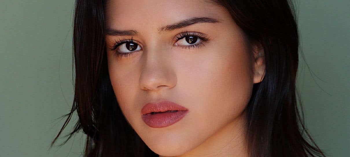 Sasha Calle será Supergirl no filme do Flash