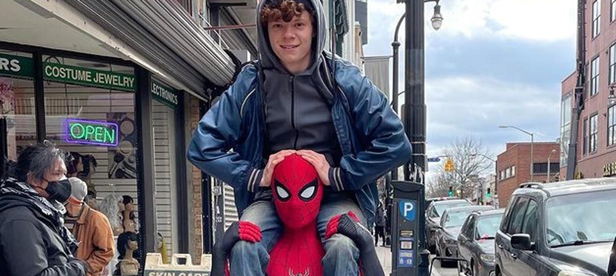 Homem-Aranha 3 | Tom Holland publica foto com irmão no set de filmagens