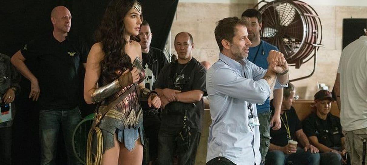 Fotos dos bastidores de Snyder Cut mostram Zack Snyder com o elenco
