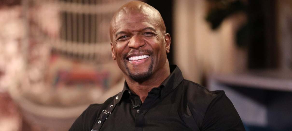 Terry Crews é vacinado contra a COVID-19