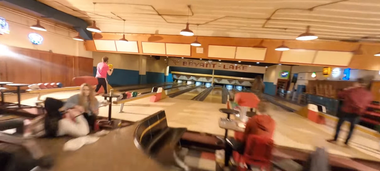Vídeo impressionante captura uma noite na pista de boliche em apenas um take