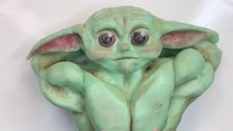 Esse bolo de Baby Yoda musculoso vai alegrar (ou assombrar) o seu dia