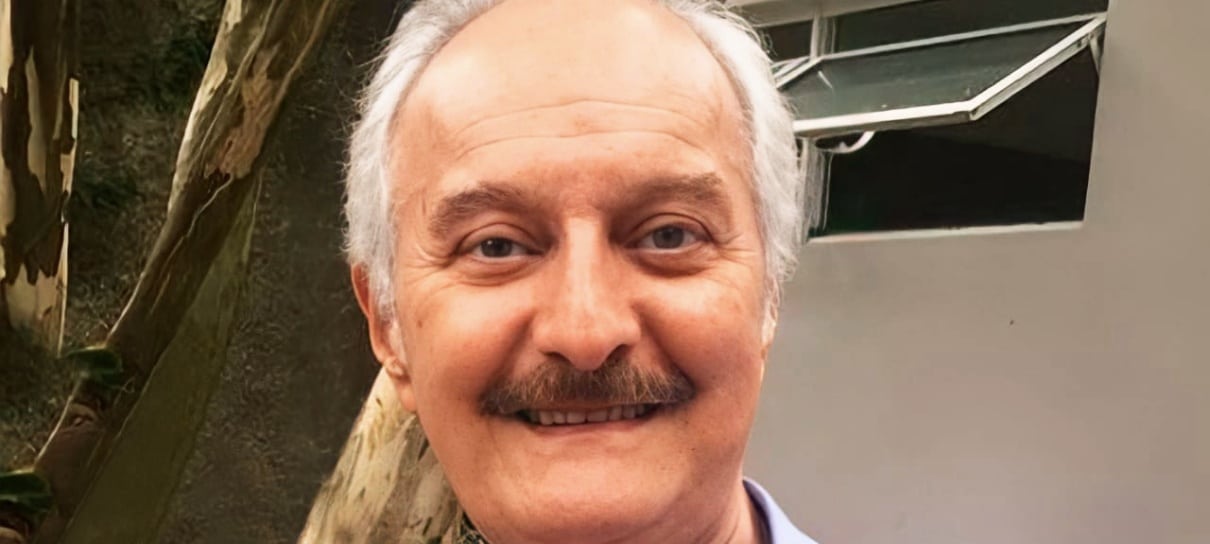 Dário Castro, dublador brasileiro do Russell Crowe, morre aos 72 anos