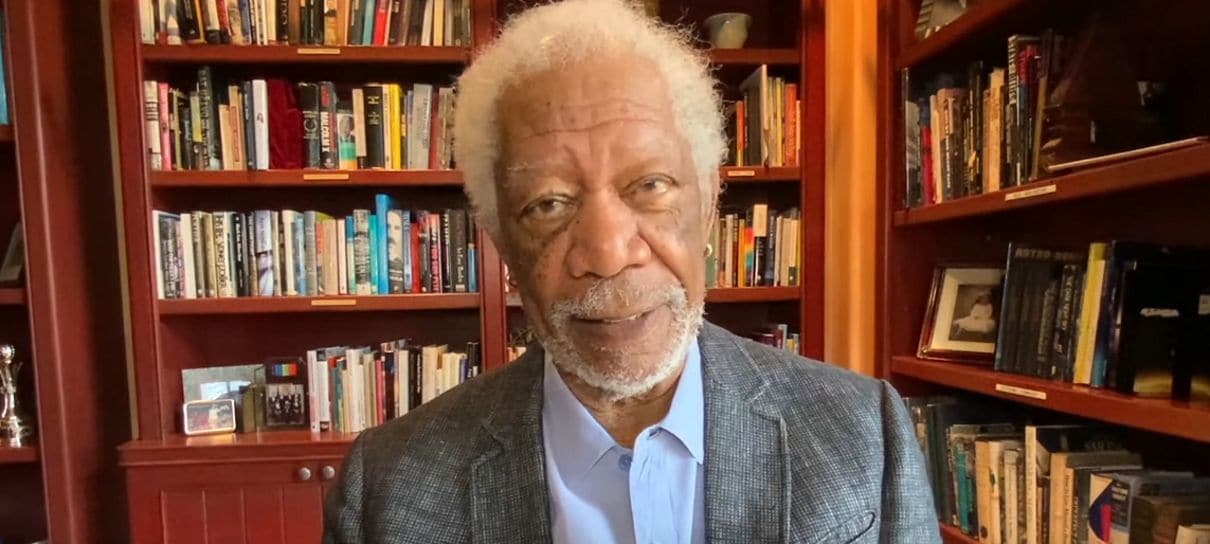 Morgan Freeman pede apoio à vacina contra COVID-19 para "tornar o mundo um lugar seguro"