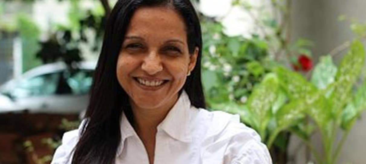 Iara Riça, dubladora da Arlequina e da Florzinha, sofre morte cerebral