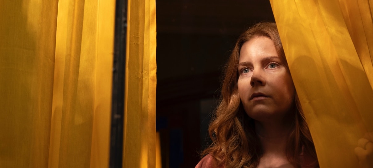 Amy Adams está em perigo em novo trailer de A Mulher na Janela; assista