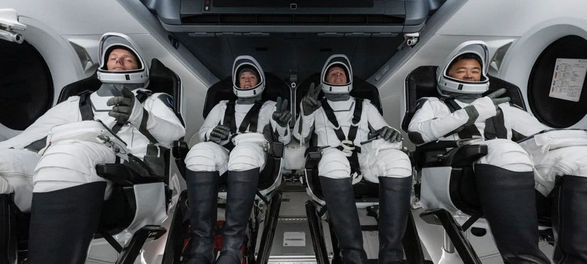 SpaceX e NASA lançam missão tripulada em foguete reutilizado