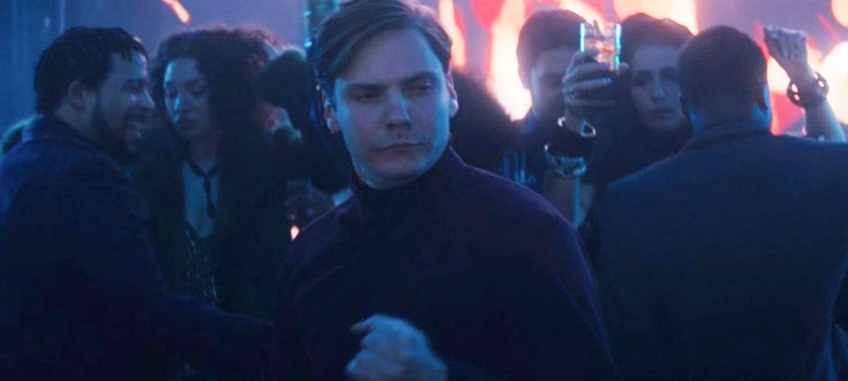 Cena de Zemo dançando em Falcão e o Soldado Invernal foi improvisada