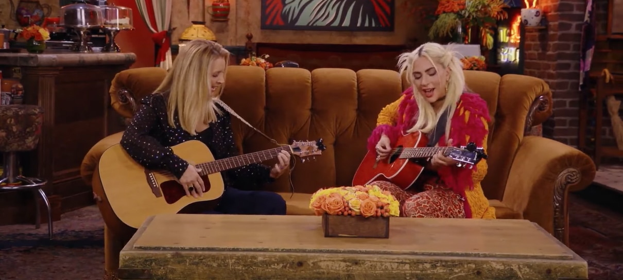 Lady Gaga e Lisa Kudrow cantam “Smelly Cat” na reunião de Friends; veja