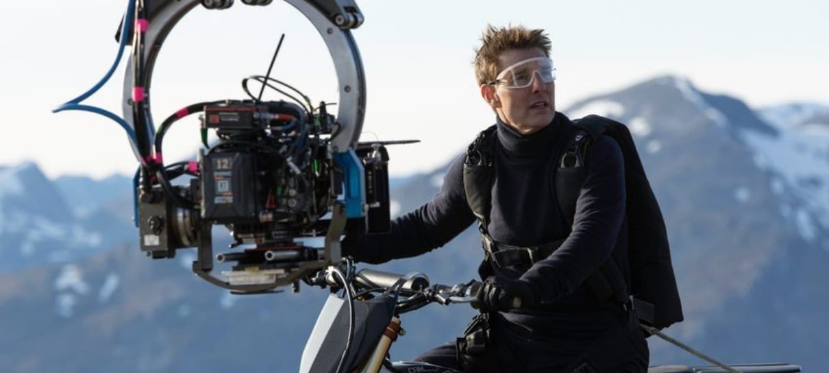 Missão: Impossível 7 ganha novas fotos com Tom Cruise pilotando uma moto