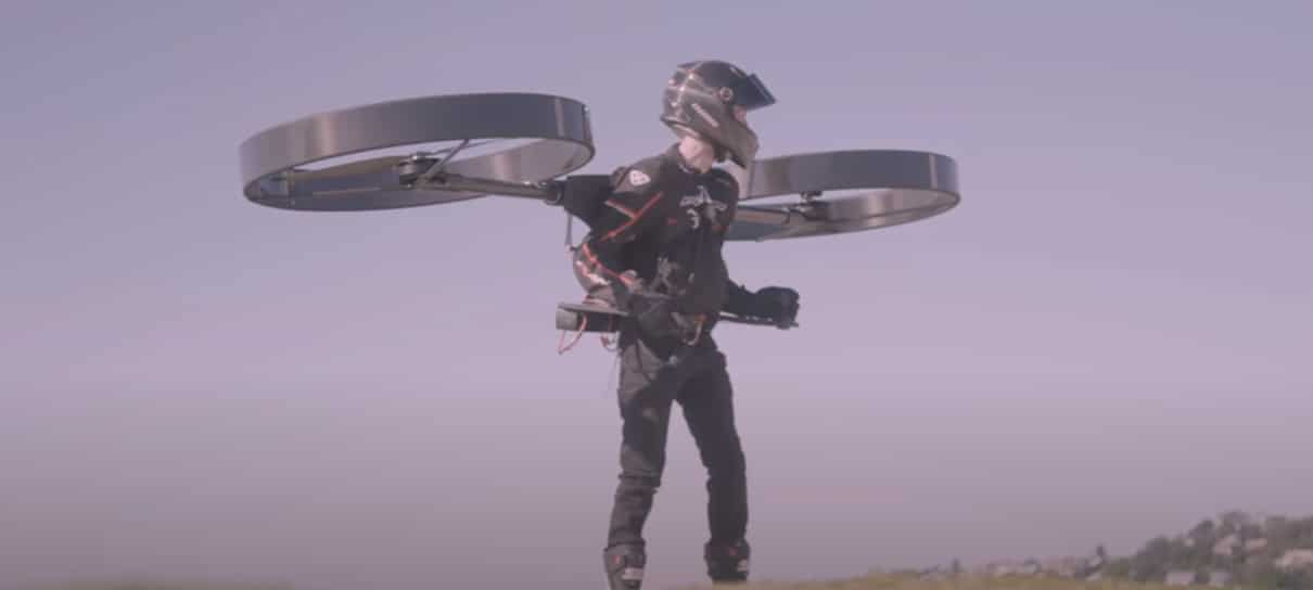 Vídeo mostra "mochila-drone" capaz de fazer uma pessoa voar
