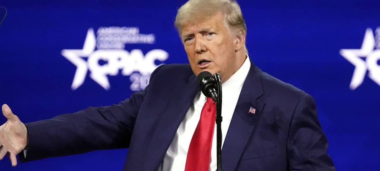 Donald Trump é suspenso do Facebook por dois anos