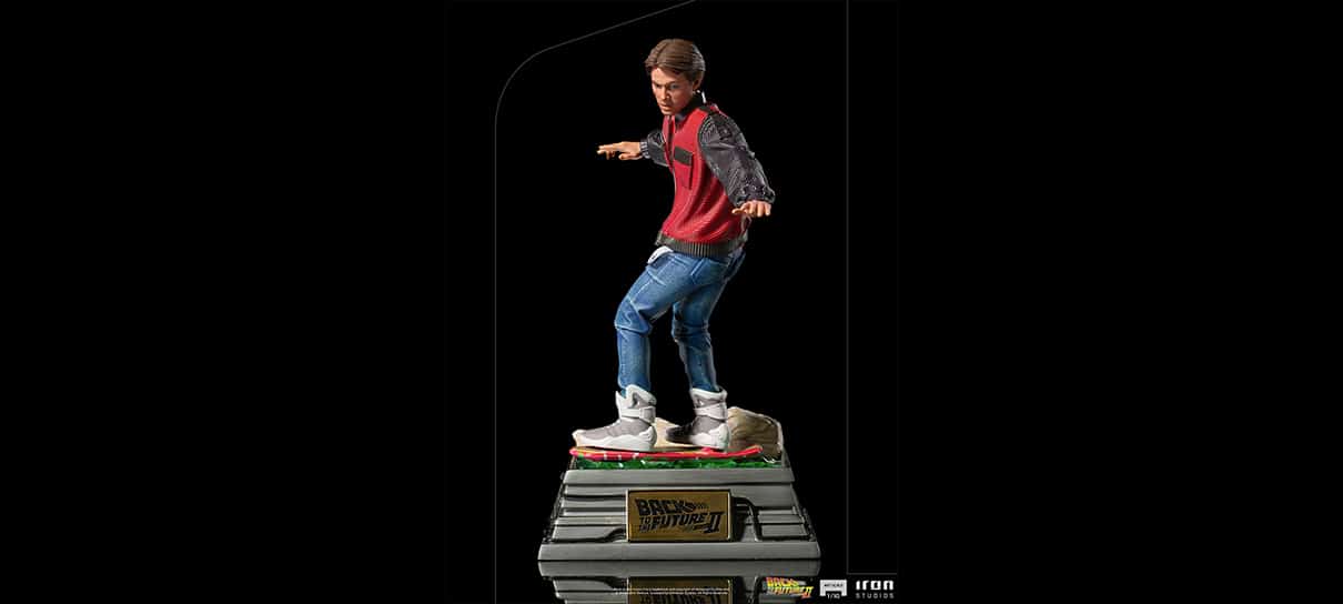 Marty McFly, de De Volta para o Futuro, dá rolê de hoverboard em estátua da Iron Studios