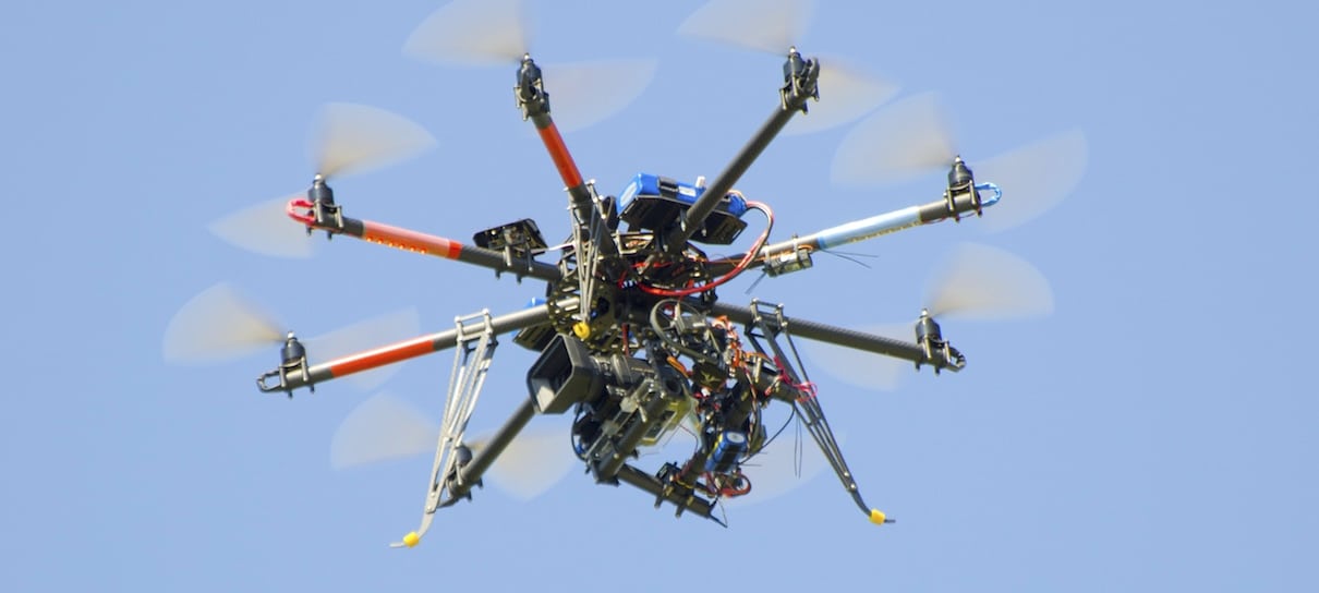 Vídeo mostra pessoa sobrevoando Nova Iorque em cima de um drone