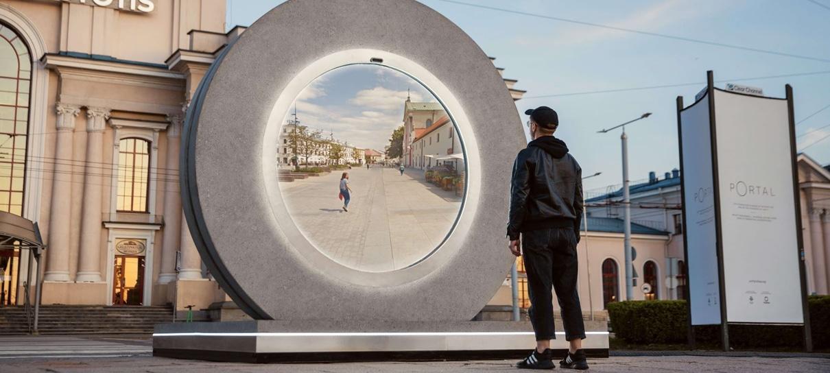 Portal futurista conecta pessoas a mais de 600 km de distância