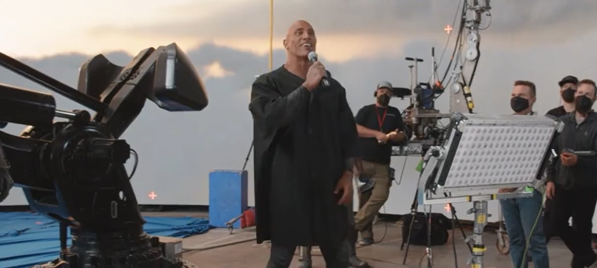 The Rock comemora fim das gravações de Adão Negro em vídeo dos bastidores