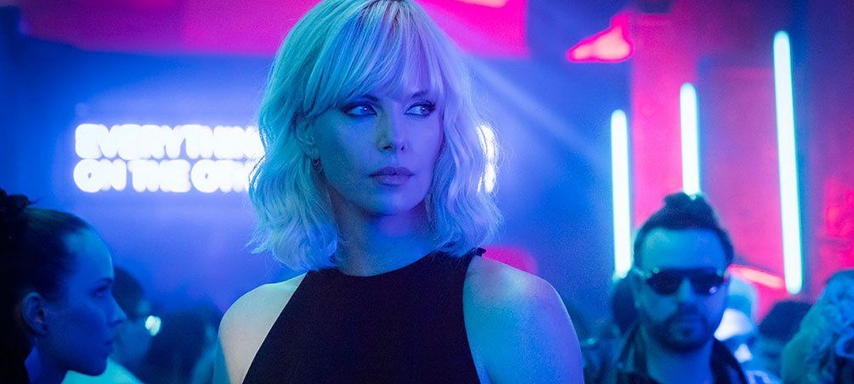 Charlize Theron produzirá série sobre grupo de apoio a sobreviventes de filmes de terror