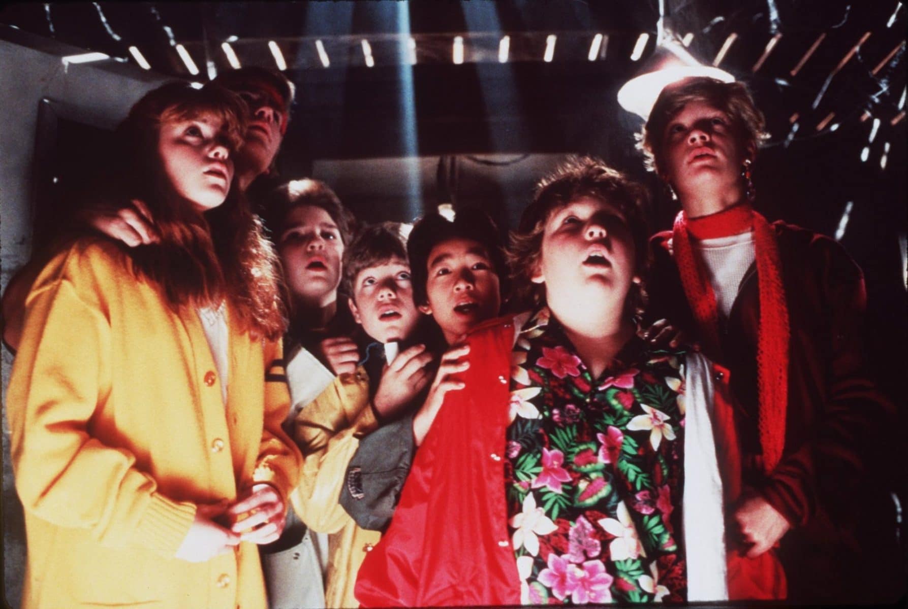Turma reunida em cena de Os Goonies (Divulgação/Warner Bros.)