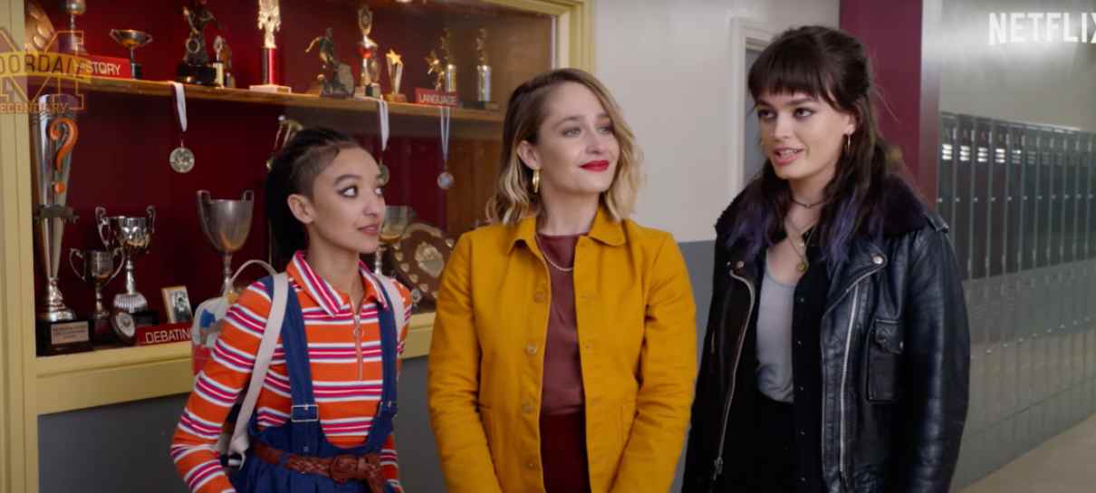 Terceira temporada de Sex Education ganha vídeo com nova diretora do Colégio Moordale