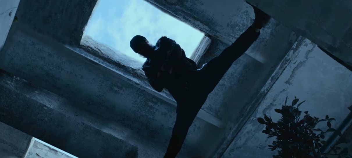 Van Damme mostra que ainda impressiona na ação em cena de O Último Mercenário