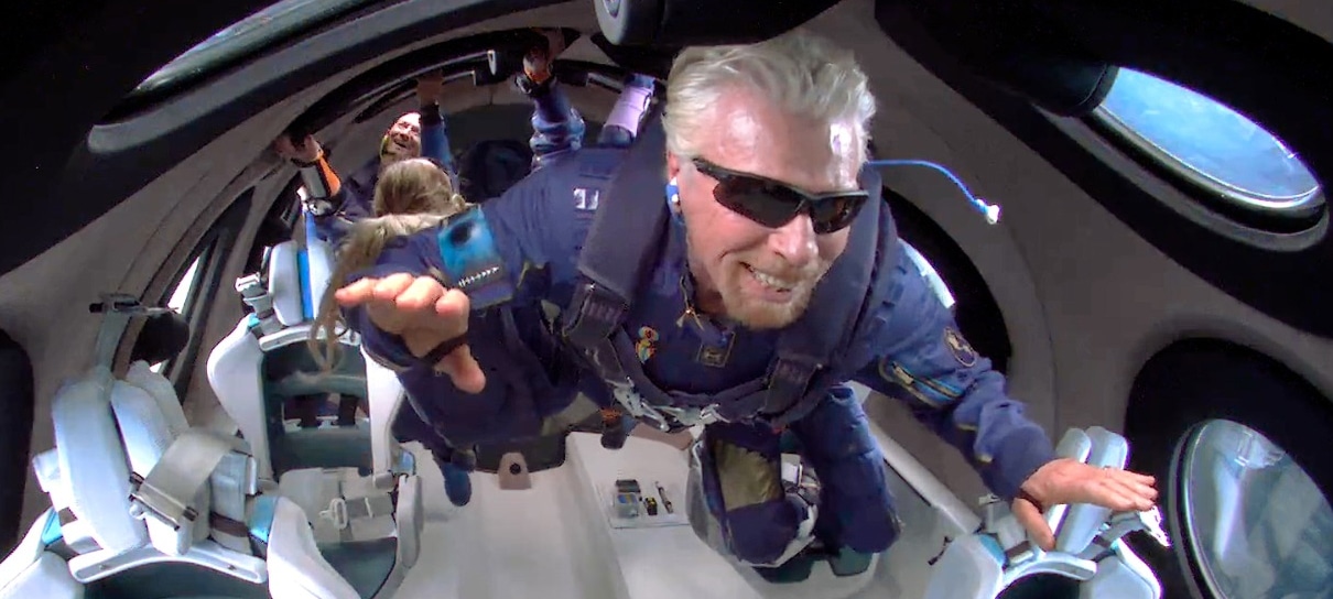 Virgin Galactic faz viagem espacial com tripulação completa e simula experiência turística