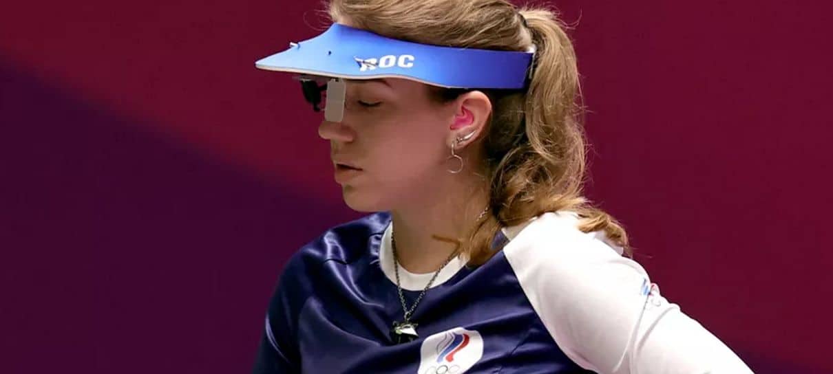 Atleta fã de The Witcher é recebida com música da série ao retornar para seu país