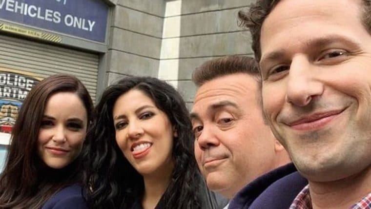 Andy Samberg divulga foto dos bastidores da oitava temporada de Brooklyn Nine-Nine
