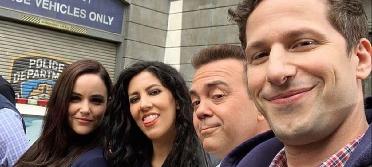 Andy Samberg divulga foto dos bastidores da oitava temporada de Brooklyn Nine-Nine