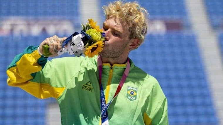 Brasileiro lança um Kamehameha após ganhar medalha de prata no skate park das Olimpíadas