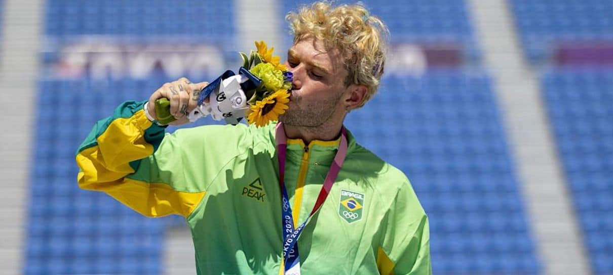 Brasileiro lança um Kamehameha após ganhar medalha de prata no skate park das Olimpíadas