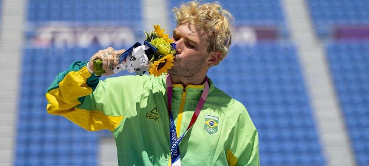 Brasileiro lança um Kamehameha após ganhar medalha de prata no skate park das Olimpíadas