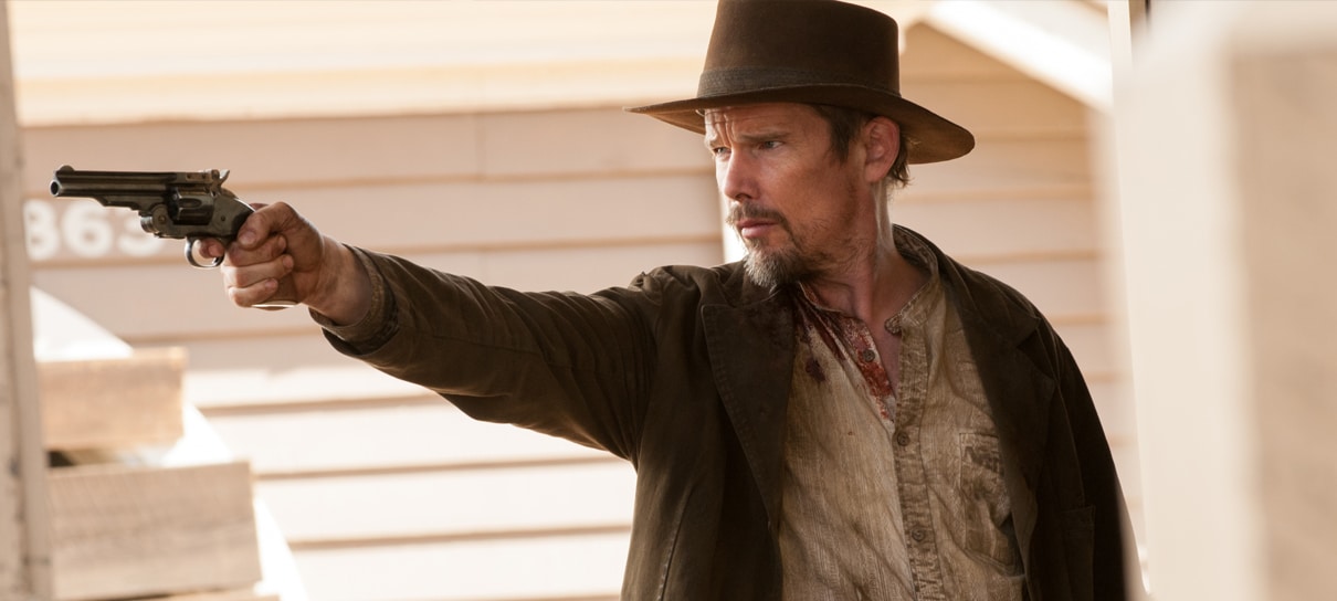 Ethan Hawke revela ter ficado impressionado com bastidores da série do Cavaleiro da Lua