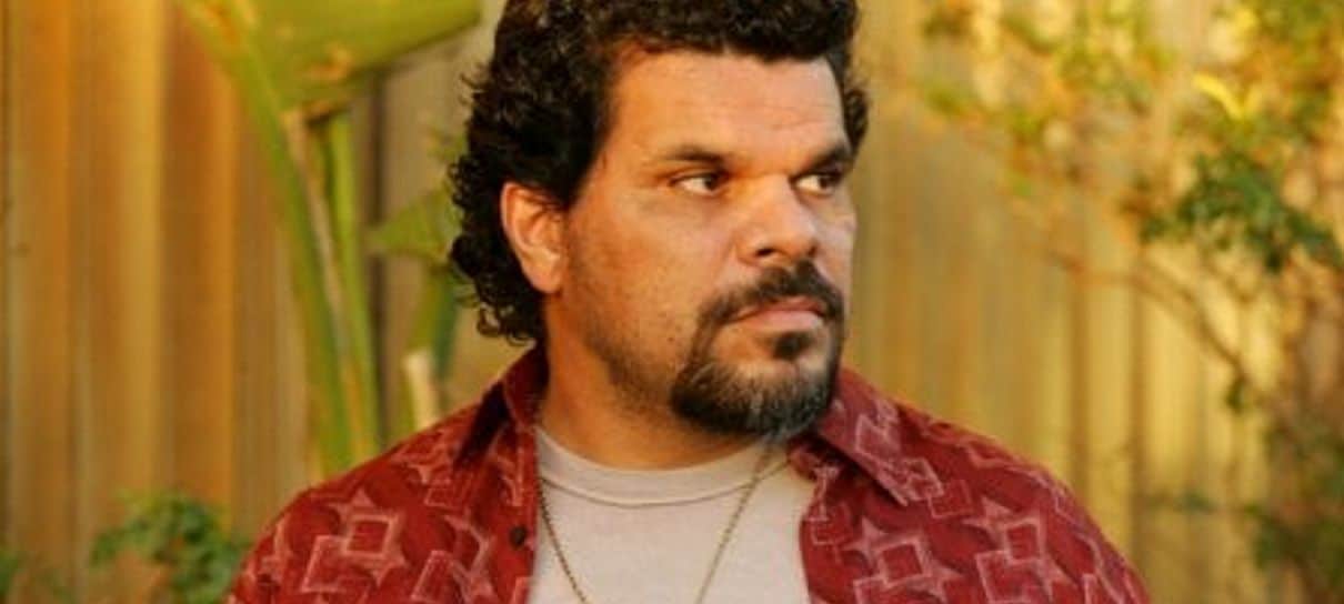 Luis Guzmán será Gomez em série da Wandinha, de A Família Addams