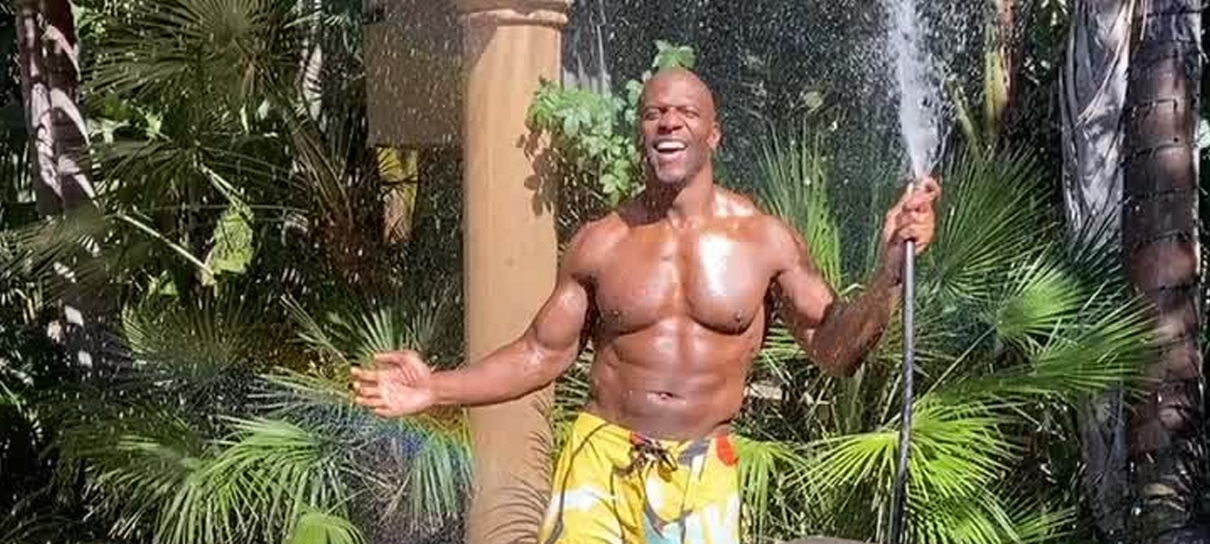 Terry Crews também é do time das celebridades que tomam banho