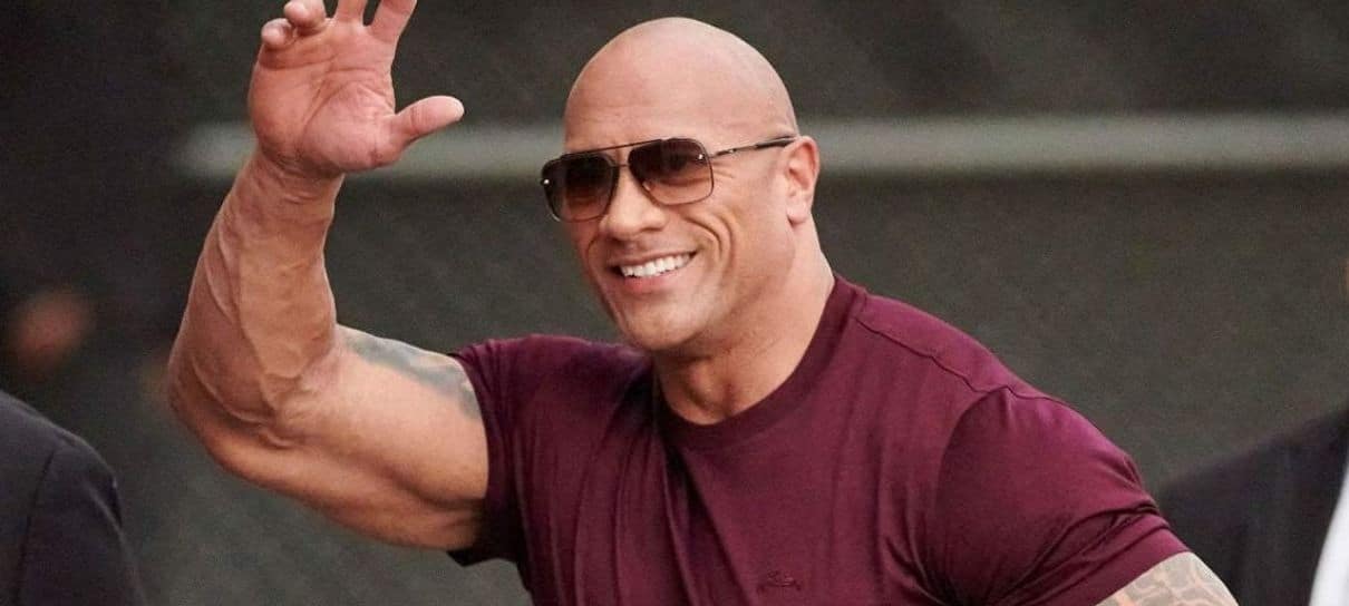 The Rock diz ser o oposto das celebridades que não se lavam: "Faço esfoliação e até canto"