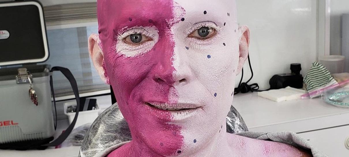 Paul Bettany revela diferentes faces do Visão em fotos dos bastidores de WandaVision